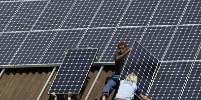 Im Kanton Thurgau sollen künftig mehr Solaranlagen auf Dächern, aber auch auf Überdachungen von Parkplätzen installiert werden. (Symbolbild)