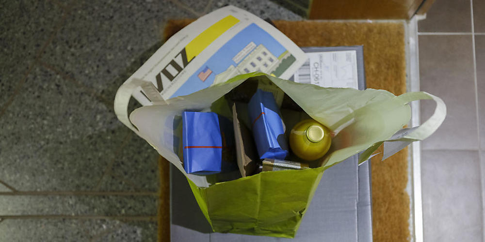 Proviant für eine Familie in Quarantäne. Mit der Verkürzung der Quarantäne von zehn auf sieben Tage sollen die Auswirkungen der Quarantäne-Massnahmen auf die Gesellschaft abgemildert werden. (Symbolbild)