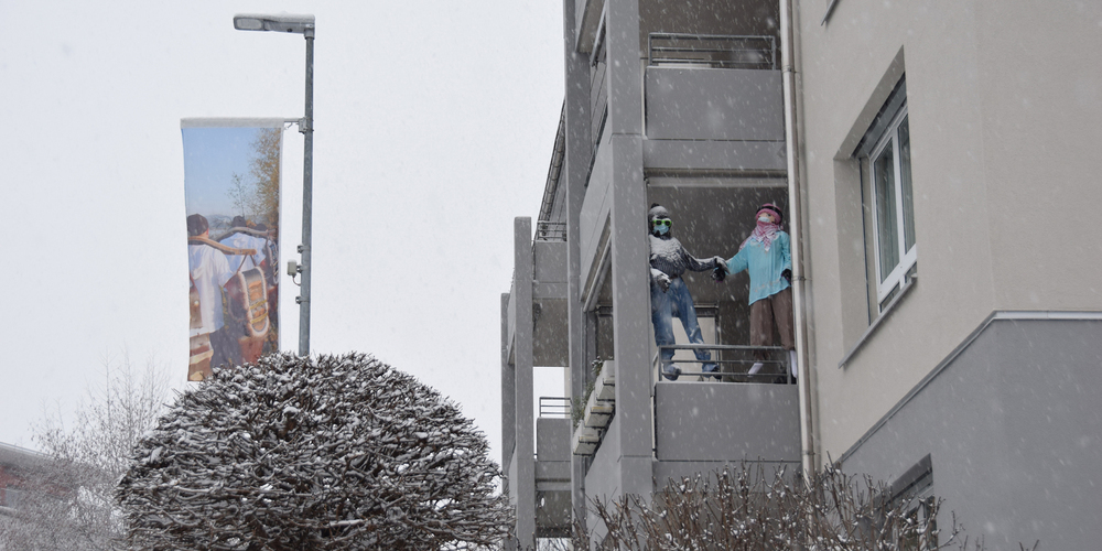 Wie letztes Jahr an der Etzelstrasse: Die Fasnachts-Flaggen hängen wieder in Altendorf, die bunten Dekorationen dürften folgen – und Schnee gibts vielleicht auch wieder mal.