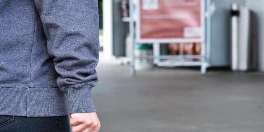 Der mutmassliche Räuber betrat am Montagnachmittag in der Stadt St. Gallen zweimal mit einem Messer bewaffnet ein Geschäft. (Symbolbild)