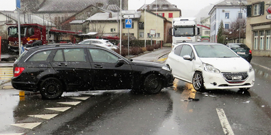 Wegen des Blinkers nahm der 61-Jährige an, die PW-Fahrerin wolle abbiegen (weisses Auto). Weil diese aber weitergefahren war, kam es zum Zusammenstoss.