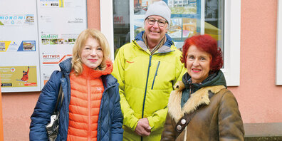 Die Künstlerin Marlis Spielmann, Christof Hegi von der Kulturallianz und Rednerin Annalies Walter. 