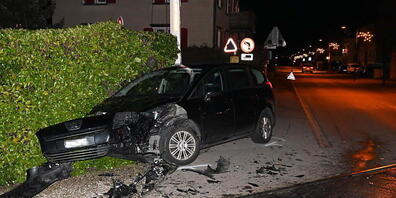Der Wagen einer 19-jährigen Autofahrerin kam nach dem Unfall bei den Gleisen zum Stillstand und konnte erst durch einen Abschleppdienst geborgen werden.