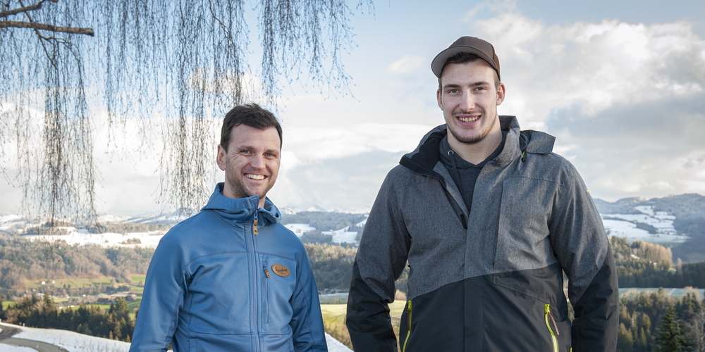 Freuen sich auf die Zusammenarbeit in den nächsten zwei Jahren: Christian Gressbach, Geschäftsführer von Toggenburg Tourismus (links), und Damian Ott.   