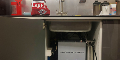 Der Spezial-Wasserhahn in der Lakers Garderobe mit der Wasseraufbereitungsanlage unter dem Spülbecken.