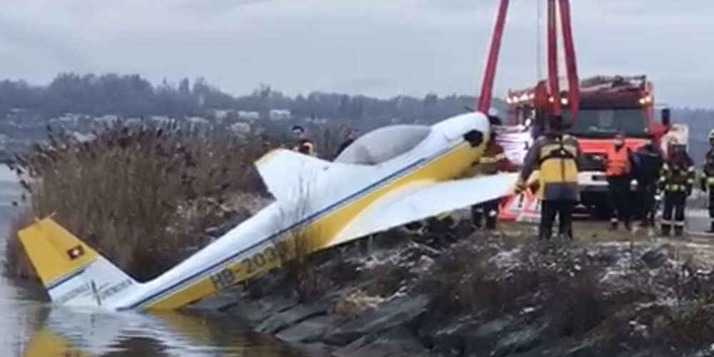 Der Sportflieger wurde von der Feuerwehr an Land gezogen.