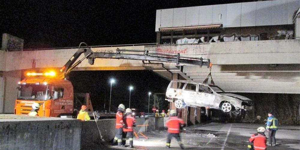 Unbekannte zündeten in der Nacht auf Freitag ein Auto neben der Autobahn bei Obstalden GL an.