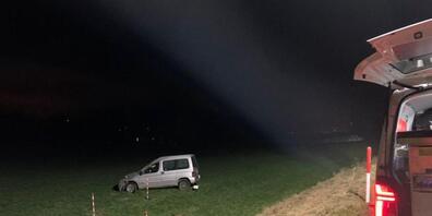 Von der Strasse abgekommen: Das Auto der 81-jährigen Lenkerin überschlug sich einmal und kam auf den Rädern zum Stillstand.