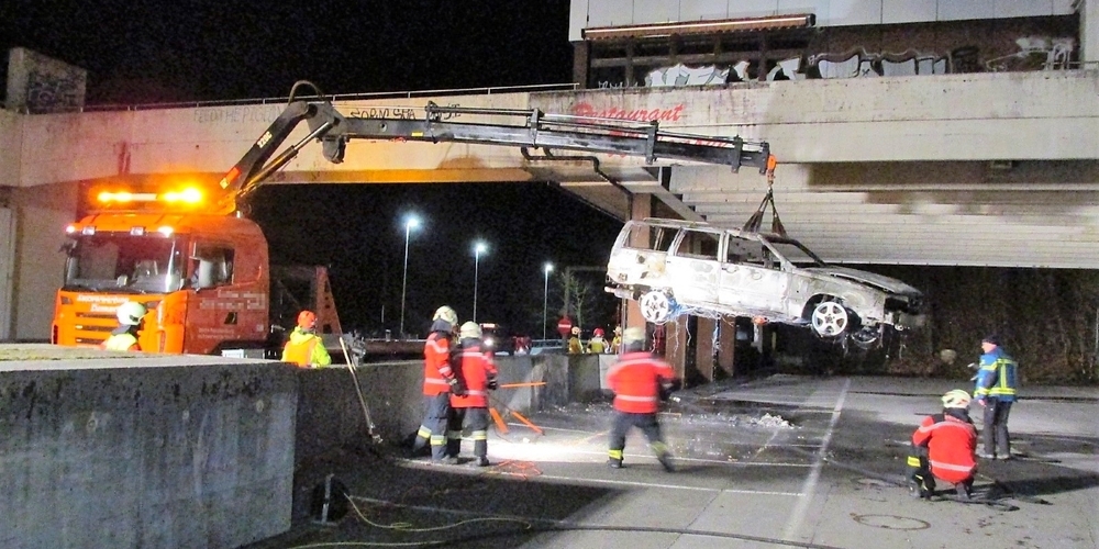 Das ausser Verkehr gesetzte Fahrzeug wurde laut Kapo Glarus durch Unbekannte angezündet.