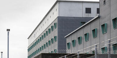 Im Flughafengefängnis ist am Dienstagabend ein Insasse tot aufgefunden worden. (Archivbild)