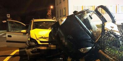 Die Fahrerin musste von der Feuerwehr aus dem Auto befreit werden.