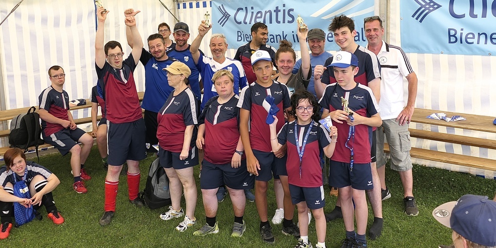 Die Siegerehrung beim letztjährigen PluSport-Fussballturnier auf der Aegeten