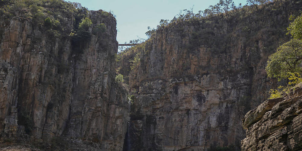 ARCHIV - ARCHIV - Auf diesem Foto vom 02.09.2021 fährt ein Touristenboot durch eine Schlucht im Furnas-See in der Nähe von Capitolio City. Foto: Andre Penner/AP/dpa