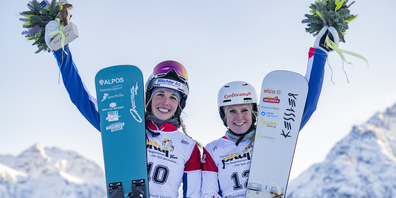 Beinahe kommt es in Scuol zum Schweizer Final im alpinen Snowboard. Am Ende landen Julie Zogg und Ladina Jenny auf dem Podest.