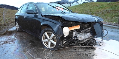 Der 25-jährige Unfallfahrer blieb unverletzt, die Polizei zog seinen Führerausweis jedoch auf der Stelle ein.