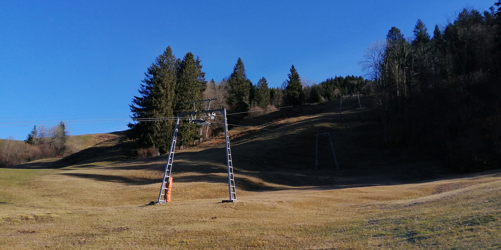 Das Wetter am Skilift Euthal stimmt – am Sonnenhang fehlt jedoch der Schnee. (Bild: Patrizia Baumgartner)