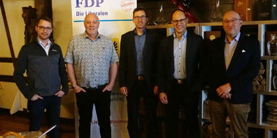 Ortsparteipräsident Simon Seelhofer mit Schulratspräsident Orlando Simeon, Gemeindepräsident Roman Habrik, Regierungspräsident Marc Mächler und Regierungsrat Beat Tinner (v.l.)