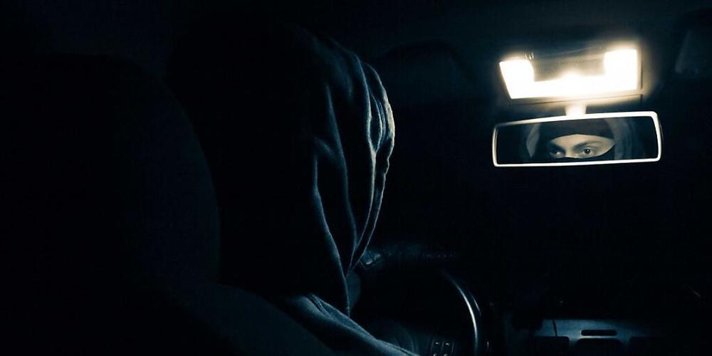 Die St. Galler Kantonspolizei sucht Autobesitzer aus Gossau, bei denen in der Nacht auf Montag aus den Fahrzeugen Gegenstände gestohlen wurden. (Symbolbild)