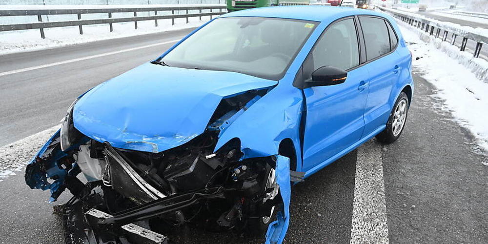 Bei einem Selbstunfall auf der Autobahn A13 bei Mels wurde eine Autofahrerin leicht verletzt.