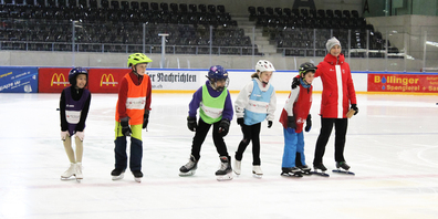 Angelika Lenzlinger (l.) freute sich, dass sie mit den Eisläuferinnen und Eisläufern den Wettkampf durchführen konnte.