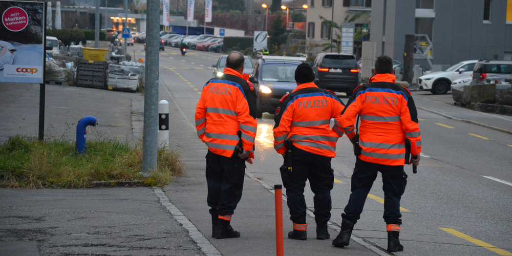 Falls nötig, würde die Kantonspolizei Schwyz coronabedingt die Office-Mitarbeitenden zum Dienst in Uniform umteilen.