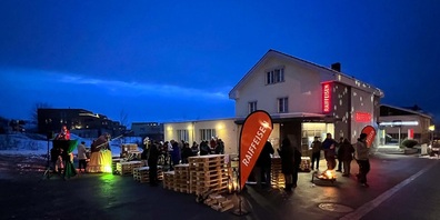 Im Aussenbereich der Raiffeisenbank-Geschäftsstelle Andwil erfreuen sich die Gäste über königlichen Besuch mit Suppe und Glühwein.