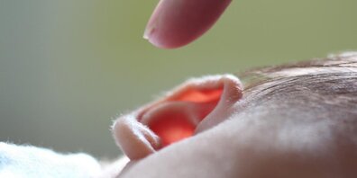 Das menschliche Ohr ist ein sehr empfindliches Sinnesorgan, das im Alter seine Funktionsfähigkeit einbüßen kann.