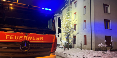 Die Feuerwehr fand in einer brennenden Wohnung in Rapperswil-Jona eine schwerverletzte Frau vor. 