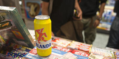 Die Masken machen die Altersschätzung schwierig. Testkäufe in Zürich zeigen, dass fast jeder zweite Betrieb Alkohol und Tabak an Jugendliche verkaufte. (Symbolbild)