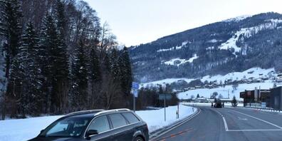 Der 18-jährige Lenker querte aus Unaufmerksamkeit zweimal die Nationalstrasse im Prättigau und verursachte eine Auffahrkollision.