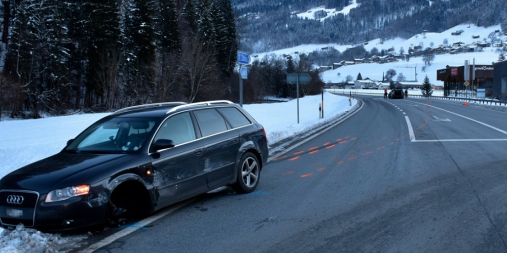 Der 18-jährige Lenker querte aus Unaufmerksamkeit zweimal die Nationalstrasse im Prättigau und verursachte eine Auffahrkollision.