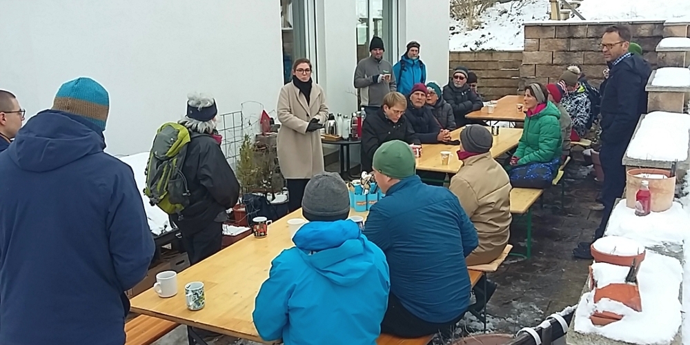 Auf Marco Fähs Terrasse hielt Nationalrätin Franziska Ryser eine Ansprache, während die Grünen mit feinen regionalen Produkten verwöhnt wurden.