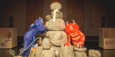 «Zwei Monster» ist ein rasant inszeniertes Stück über Streit und Versöhnung für Kinder ab 4 Jahren.