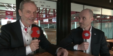 Stefan Bürer unterhält sich mit Lakers-Geschäftsführer Markus Bütler (r.) über die gegenwärtige Situation.