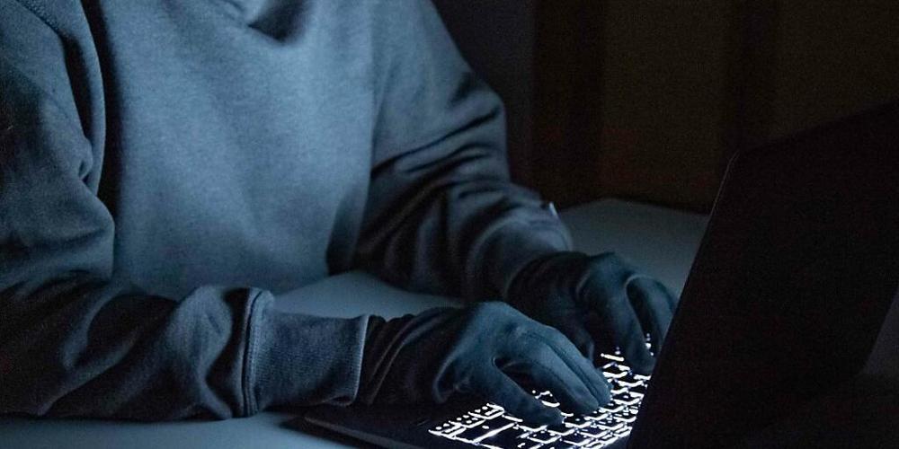 Falsche Polizisten suchen gezielt nach Seniorinnen und Senioren, die sie um Bargeld oder Schmuck erleichtern wollen.