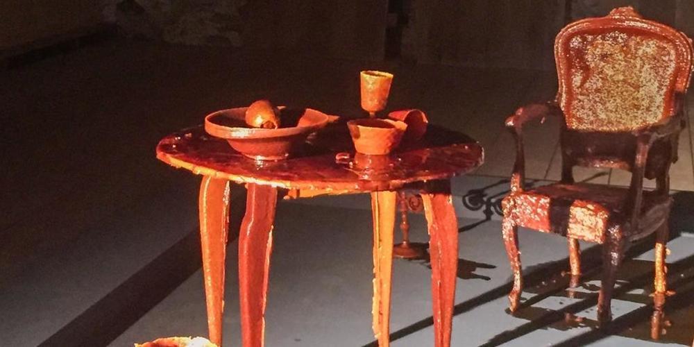 Die von Ursula Palla geschaffene Zimmereinrichtung ist aus Karamell.