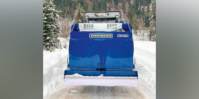 Mit dieser neuen Eismaschine im Kleinformat wird der Eisweg  regelmässig auf Vordermann gebracht.