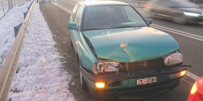 Ein Lenker konnte sein Fahrzeug nicht rechtzeitig hinter einem vorausfahrenden Auto zum Stillstand bringen.