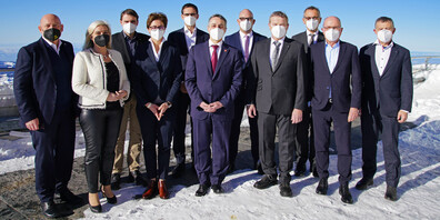 Gruppenfoto mit dem Schweizerischen Bundespräsidenten Ignazio Cassis (von links nach  rechts: Minister Winfried Hermann (BW), Staatsministerin Melanie Huml (BAY), Regierungsrat  3 Patrick Strasser (SH), Regierungspräsidentin Monika Knill (TG), Landeshauptmann Markus  Wallner (VA), Bundespräsident Ignazio Cassis, Regierungschef Daniel Risch (FL), IBKVorsitzender 2022 Regierungsrat Alfred Stricker (AR), Landammann Roland Inauen (AI),  Regierungsrat Fredy Fässler (SG), Regierungsrat Ernst Stocker (ZH).