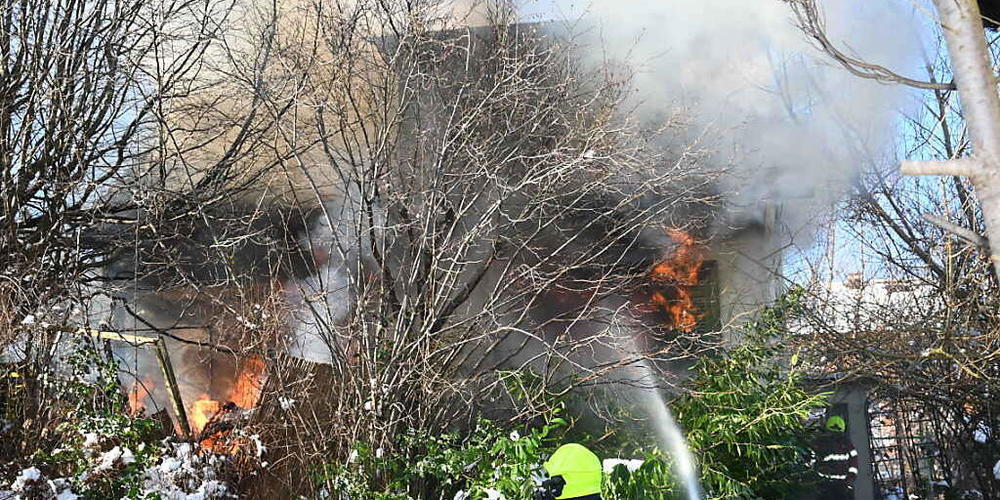 Beim Brand eines Einfamilienhauses in Flawil SG entstand ein Sachschaden von mehreren hunderttausend Franken.