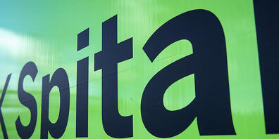 Auf dem Weg ins Kantonsspital Winterthur hat ein aggressiver Patient einen Rettungssanitäter angegriffen und verletzt. (Symbolbild)