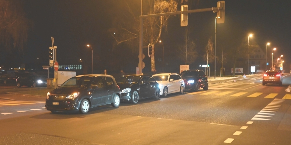 Ein unbekannter dunkelgrauer VW Golf GTI 7 löste mittels Schikanestopp bei der Verzweigung den Unfall aus.