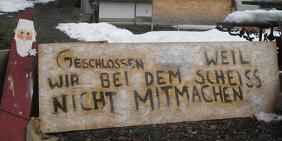 Deutliche Gästeinformation im Eingangsbereich der derzeit geschlossenen Wirtschaft «Falken» im Sulzbach
