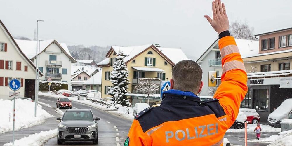 Die St. Galler Kantonspolizei hatte über das Wochenende alle Hände voll zu tun mit fahrunfähigen Autolenkerinnen und Autolenkern.