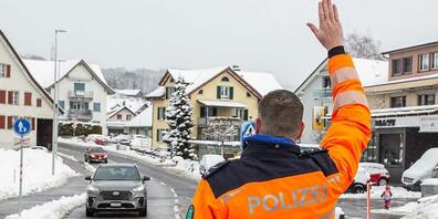 Die St.Galler Kantonspolizei hatte über das Wochenende alle Hände voll zu tun mit fahrunfähigen Autolenkerinnen und Autolenkern.