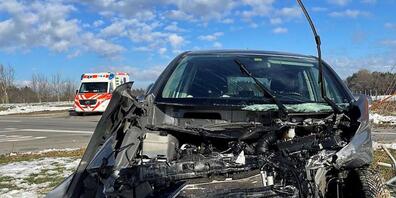 Die beiden Insassen des einen Unfallfahrzeugs wurden mittelschwer und leicht verletzt.