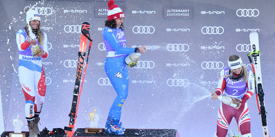Corinne Suter, Federica Brignone (ITA, Erste) und Ariane Raedler (AUT, Dritte) feiern ihre Podestplätze.