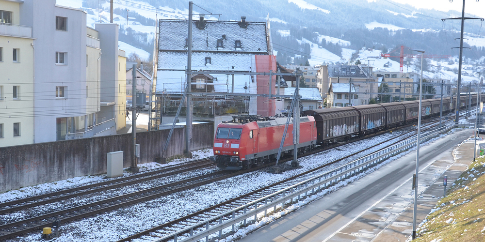 Güterzüge auf der Linie Zürich-Chur sind maximal 700 Meter lang und werden von starken Lokomotiven gezogen.