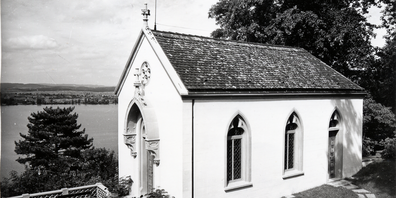 Schlosskapelle nach einer früheren Sanierung ohne Mammutbaum (Ansicht um 1950).