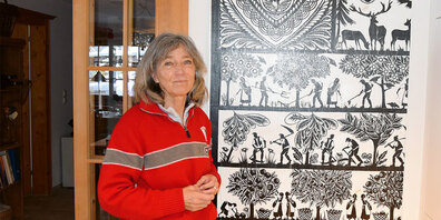 Monika Flütsch vor einem ihrer typischen Papierschnitte.